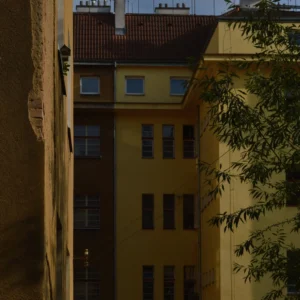 Puristicky blok domu vnitroblokova trasa mapamatky