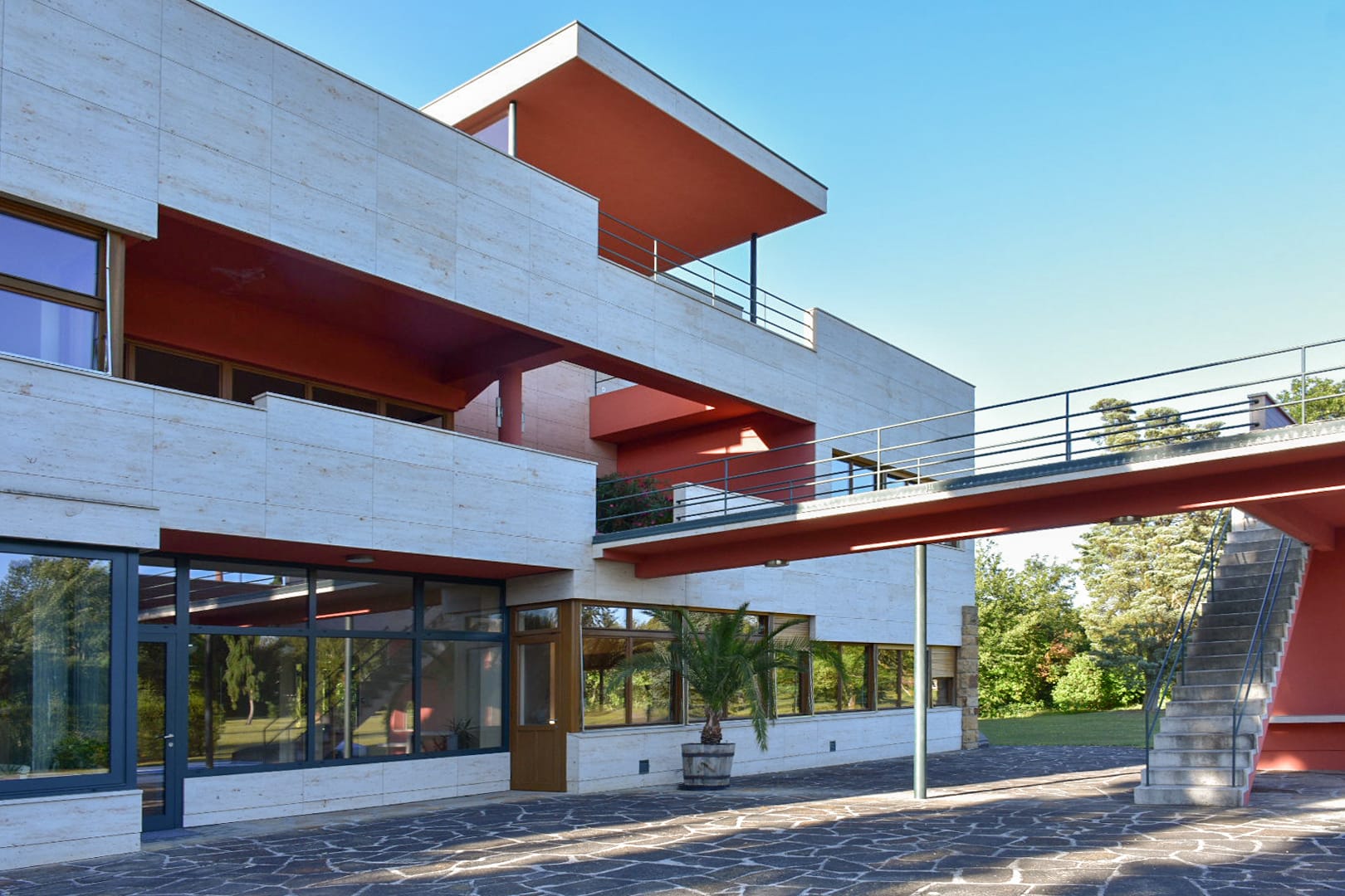 Pohled na vilu z přední části s prosklenou stěnou a můstkem